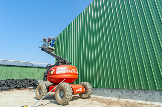 Nacelle t&eacute;lescopique utilis&eacute;e pour la pose de bardage m&eacute;tallique sur un batiment agricole &agrave; ossature bois