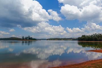 Lac et paysage dans le centre-est de Madagascar