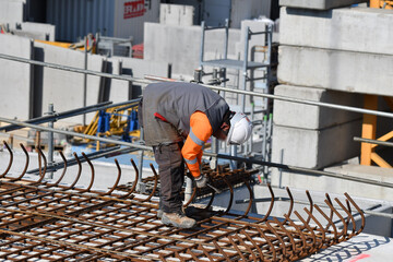 ouvrier ferrailleur sur un chantier de construction de bâtiment