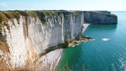 Panorama sur les hautes falaises abruptes d’Étretat au bord de la mer, en Seine-Maritime / Normandie : vue sur les "Pisseuses de Valaine", depuis la Manneporte (France)