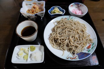和食器に美しく盛られた手打ちざるそば/Soba noodle with a beautiful serve on a...