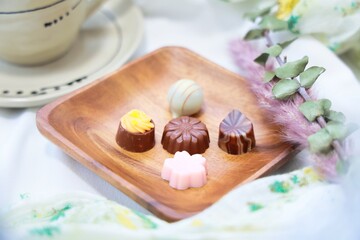 数種類のチョコレートとカフェでのティータイム