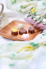 数種類のチョコレートとカフェでのティータイム