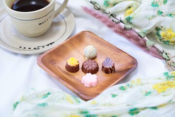 数種類のチョコレートとカフェでのティータイム