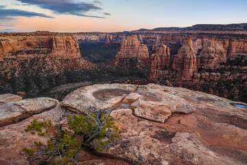 Sunset on the Cliffs of Colorado National Monument, Grand Junction, Colorado - obrazy, fototapety, plakaty