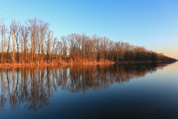 Flussufer am Lech bei Meitingen, Ostendorf im Abendlicht an einem Winter Abend mit perfekter Spiegelung im Wasser, Landkreis Augsburg, Schwaben, Bayern, Deutschland