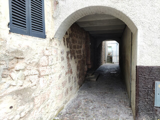 Fototapeta na wymiar Vicoli e archi a Serra Sant'Abbondio nelle Marche