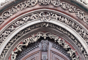 Fototapeta na wymiar Tympanum of an old door
