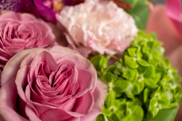 ピンクのバラのフラワーアレンジメント