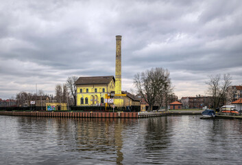 Obraz premium Old brewery on the canal
