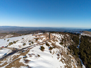 Belle photo aérienne du mont Aigoual avec de la neige