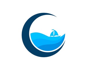 Naklejka premium Crescent moon with beach wave and sailboat