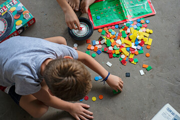 Niños jugando a la ruleta en plano cenital