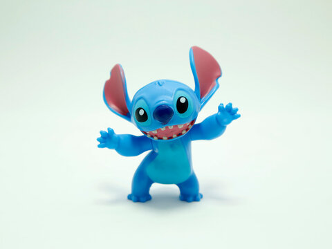 Stitch. Lilo y Stitch. Character from the movie Lilo and Stitch. McDonald's happy meal toy in commemoration of the Walt Disney World 50th Anniversary celebration. Experiment 626. Blue creature. 