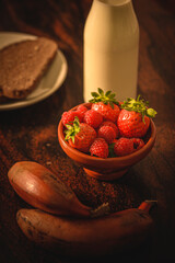 Elaboración paso a paso de un desayuno saludable con frutas leche y tostadas.