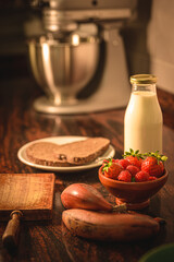 Elaboración paso a paso de un desayuno saludable con frutas leche y tostadas.