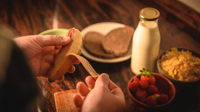 Elaboración paso a paso de un desayuno saludable con frutas leche y tostadas.