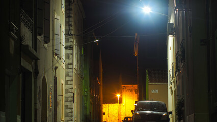 Ville de Sigean en pleine nuit, dont les rues sont illuminées par un faible éclairage nocturne. ...
