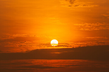 Obraz premium Big sun behind the cloud at sunrise time on the morning.