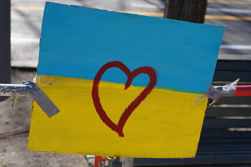 Selbstbemaltes Plakat mit ukrainisches Fahne und rotem Herz in Berlin, handgemachtes Schild in...