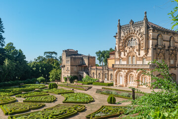  View at the Palace of Bucaco with garden in Portugal. Palace was built in Neo Manueline style between 1888 and 1907. Luso, Mealhada - obrazy, fototapety, plakaty