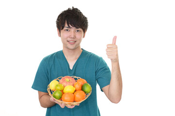 Obraz premium 果物を持つ男性