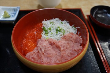 江ノ島名物　生しらす丼
