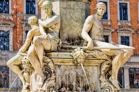 g&ouml;rlitz, deutschland - statuen am muschelminna-brunnen