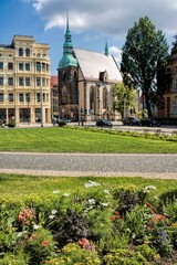 görlitz, deutschland - park am postplatz mit frauenkirche im hintergrund