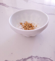 tigela branca de cereal em mesa de mármore 