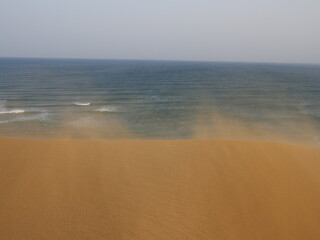 Fototapeta na wymiar 風で飛ばされる砂丘の砂