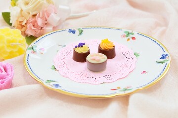 可愛いお皿に乗った数種類のチョコレート