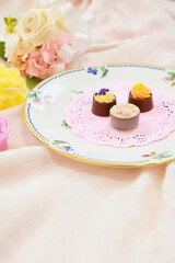 可愛いお皿に乗った数種類のチョコレート