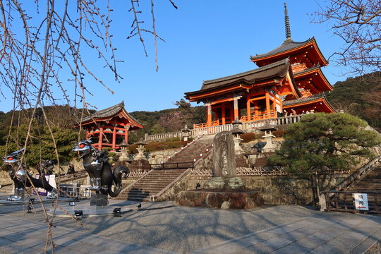 A pair of Yanobekenji GuardianDogs and Sho-ro Belfry and Sai-mon Gate in the precincts of Kiyomizu-dera Temple in Kyoto City in Japan　日本の京都市の清水寺境内の2匹の狛犬と西門と三重塔と鐘楼