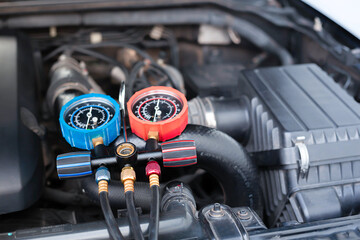 Obraz premium Car air conditioner check service, leak detection, fill refrigerant.Device and meter liquid cooling in the car by specialist technicians.