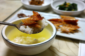 Put a piece of Barley-aged Dried Yellow Croaker on rice and soak it in green tea water.