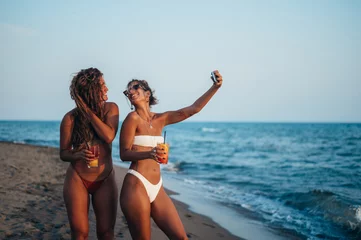 Foto op Plexiglas Friends enjoying vacation together and taking selfie on the beach using smartphone © Zamrznuti tonovi