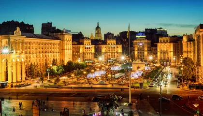 Foto op Plexiglas Kiev, Ukraine, panorama of Maidan square in the city center in the evening © Boris Stroujko