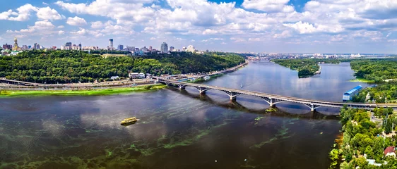 Papier Peint photo Kiev Pont du métro sur le Dniepr à Kiev, la capitale de l& 39 Ukraine, avant le conflit militaire avec la Russie