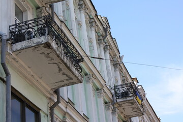 Fototapeta na wymiar fragments of the building, facade with a balcony, the center of Kyiv 2010