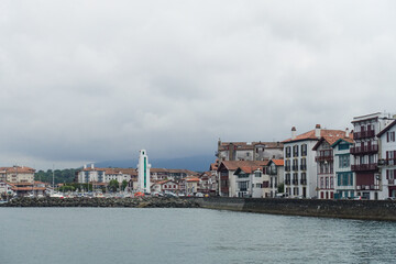 Fototapeta na wymiar Le phare vert de Ciboure, indiquant l'entrée du port, sur la côte basque
