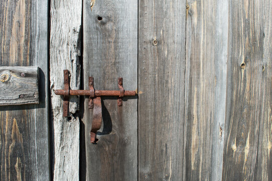 Vieille porte en bois avec un loquet en fer rouillée