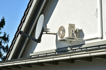 Luftwärmepumpe / Klimaanlage für Heizung und Warmwasser an einer neu gebauten Wohnanlage