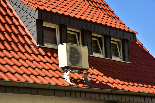 Luftwärmepumpe / Klimaanlage für Heizung und Warmwasser an einer neu gebauten Wohnanlage