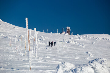 Turyści na szlaku na Śnieżne Kotły w Karkonoszach