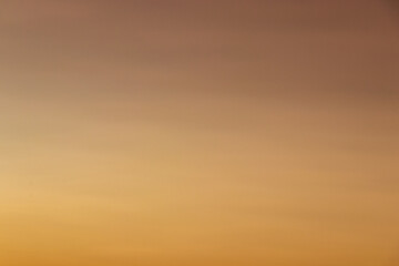 Céu alaranjado com amarelo.