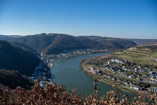 The view from the Teufelslay vantage point of the Moselle and the towns of L&ouml;f and Brodenbach