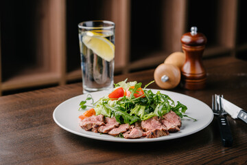 Salad with roast beef, arugula and cherry tomatoes