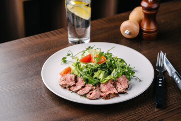 Salad with roast beef, arugula and cherry tomatoes