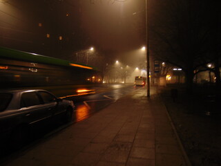 Autobus noca na przystanku na drodze w nocy